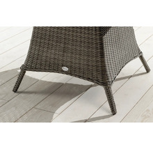 Gros plan d''une chaise de jardin en rotin avec quatre pieds