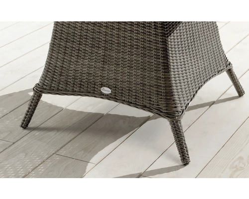 Detailansicht eines Rattan Gartenstuhls mit vier Beinen