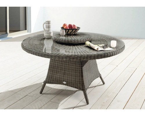 Gartentisch mit Glasplatte, Rattanstruktur und Dekorationsgegenständen