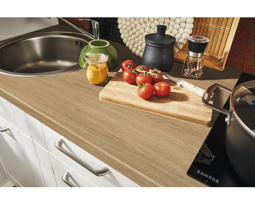 Scène de cuisine avec évier, robinet, plan de travail, planche à découper et ingrédients