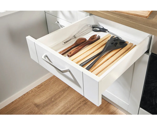 Tiroir de cuisine ouvert avec séparation en bois et divers ustensiles de cuisine.