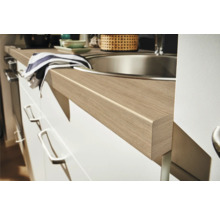 Küchenarbeitsplatte aus Holz mit Spüle auf weißen Unterschränken