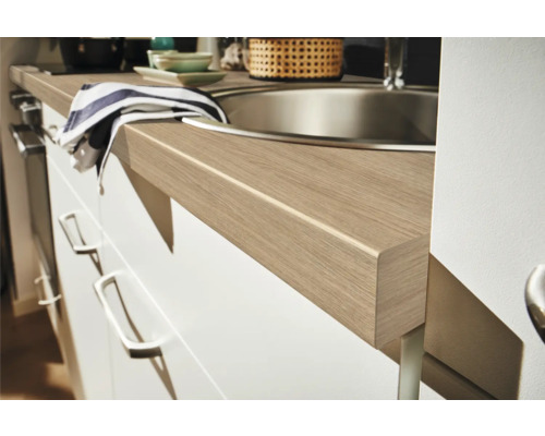 Plan de travail de cuisine en bois avec évier sur des meubles bas blancs