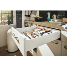 Geöffnete Küchenschublade mit Holzkochlöffeln und Messern