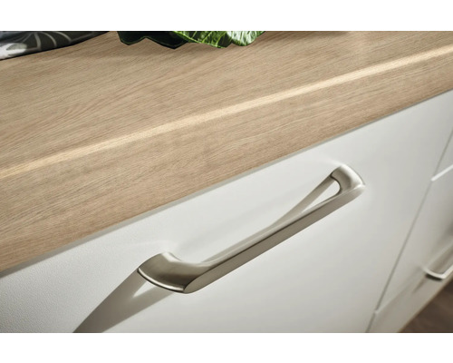 Detailansicht eines Schranks mit Holzoberfläche und Metallgriff