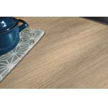 Küchenarbeitsplatte aus Holz mit Topf und Untersetzer