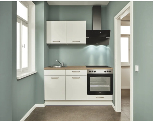 Kompakte Küche mit Spüle, Herd, Ofen und Dunstabzugshaube in einem Raum
