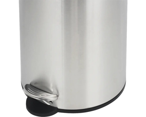 Detailansicht eines runden, silberfarbenen Treteimer aus Metall mit Pedal