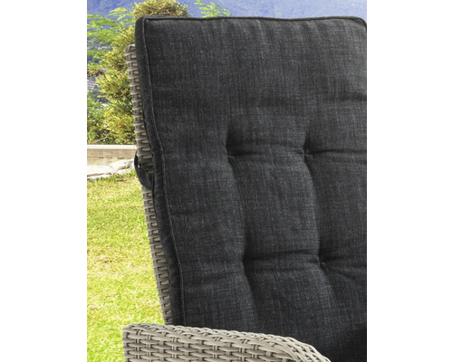 Nahaufnahme eines Gartenstuhls mit grauer Polsterung und Rattangeflecht