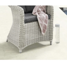 Fauteuil en rotin avec coussin et boisson
