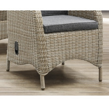 Detailansicht eines Rattansessels mit grauen Sitzkissen für den Aussenbereich.