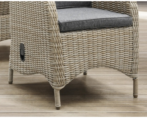 Detailansicht eines Rattansessels mit grauen Sitzkissen für den Aussenbereich.