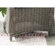 Vue détaillée d''un fauteuil en rotin avec un tapis à motifs