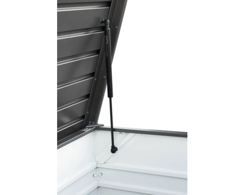 Detailansicht eines geöffneten Geräteschuppens mit Gasdruckfeder