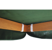 Detailansicht der Holzkonstruktion und des Stoffbezugs eines Sonnenschirms