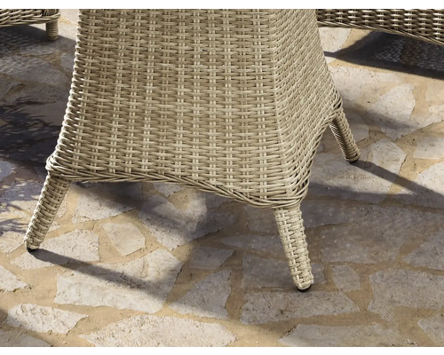 Detailansicht eines Korbsessels für den Aussenbereich mit geflochtener Struktur