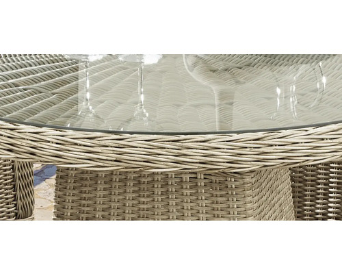 Detailansicht eines Gartentisches mit Glasplatte und Rattanstruktur