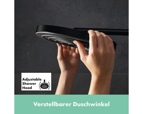 Verstellbarer Duschkopf wird von zwei Händen gehalten.