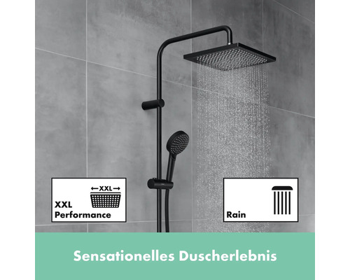 Schwarze Duscharmatur mit Kopf- und Handbrause vor gefliester Wand