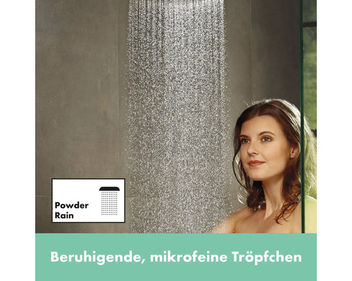 Frau unter einer Regendusche mit Powder Rain Strahlart