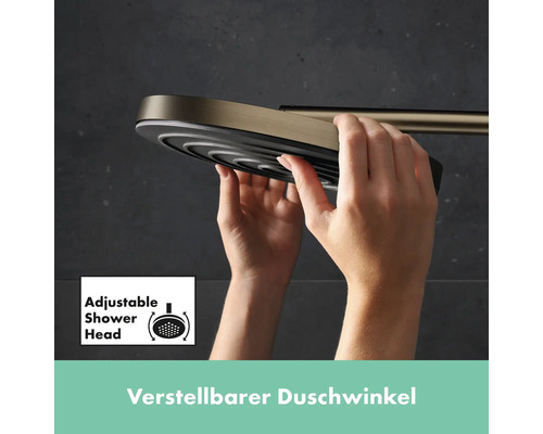 Brausekopf mit verstellbarem Duschwinkel in der Hand
