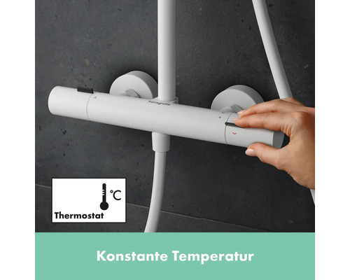 Aufnahme einer Hand, die einen weißen Duschthermostat von Hansgrohe einstellt
