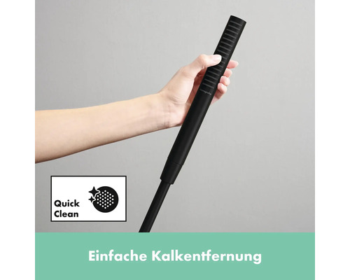 Eine Hand hält eine schwarze Handbrause mit Antikalkfunktion.