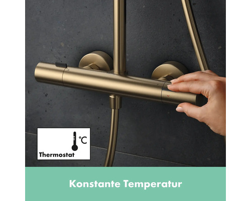 Nahaufnahme einer Hand, die einen Duschthermostat bedient. Der Thermostat sorgt für eine konstante Temperatur.