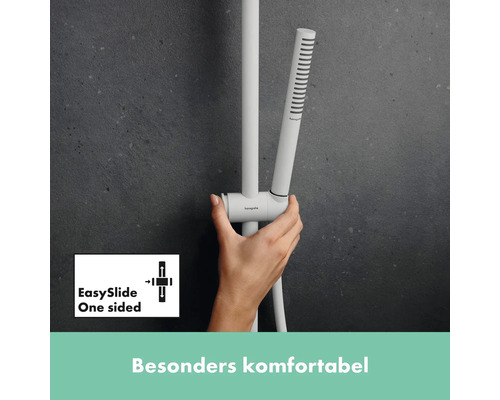 Hand die eine Duschstange mit einer Handbrause hält