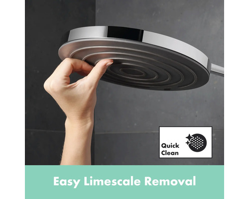 Hand die Brausekopf zur Kalkentfernung hält