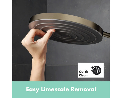 Hand zeigt einfache Kalkentfernung von Duschkopf