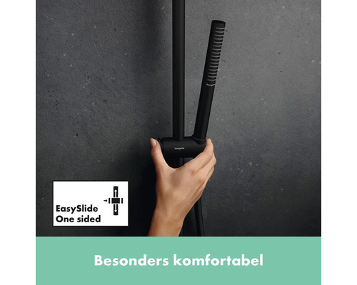 Hand die Duschstange und Handbrause hält