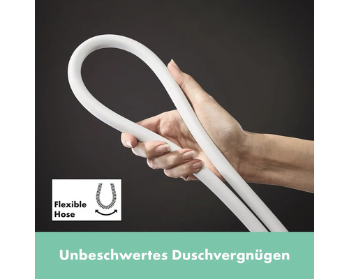 Flexibler Duschschlauch wird von einer Hand gehalten