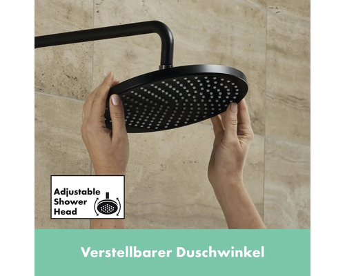 Verstellbarer Duschkopf wird von Händen gehalten