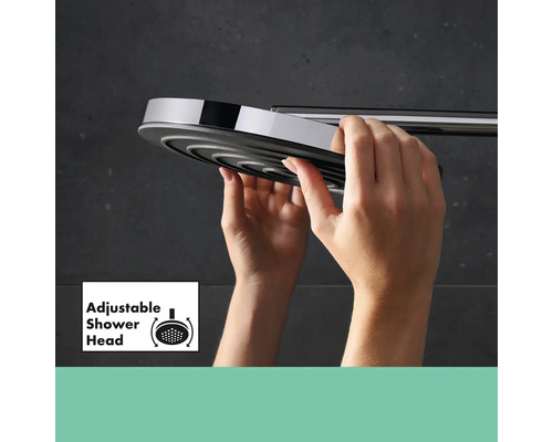 "Nahaufnahme eines Duschkopfes, der von Händen gehalten wird