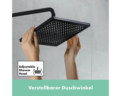 Verstellbarer Duschkopf wird von Händen gehalten