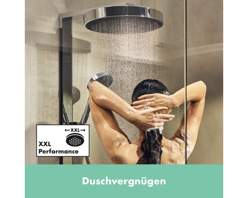 Frau unter einer Duschgarnitur mit Kopfbrause und Handbrause