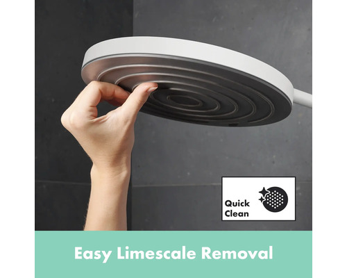 Hand reinigt Duschkopf zur einfachen Kalkentfernung mit Quick Clean Funktion