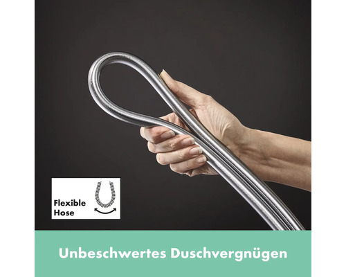 Eine Hand biegt einen flexiblen Duschschlauch.