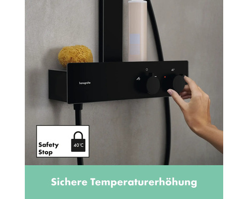 "Aufnahme einer Person, die die Temperatur an einer schwarzen Hansgrohe Duscharmatur einstellt