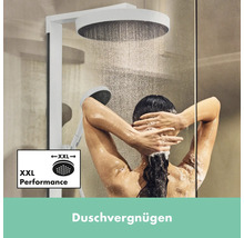 Frau unter der Dusche mit Kopf- und Handbrause