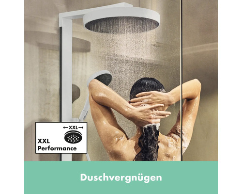 Frau unter der Dusche mit Kopf- und Handbrause