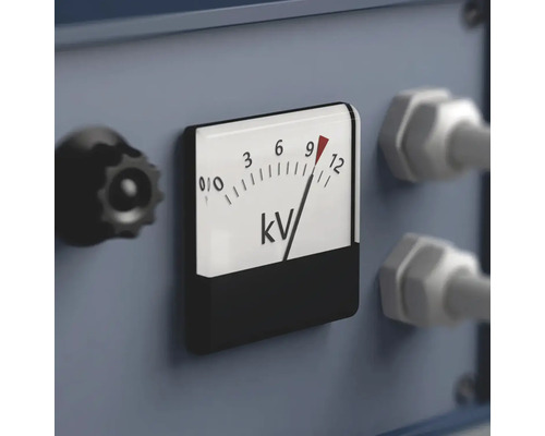 Vue détaillée d''un voltmètre en kilovolts avec bouton rotatif et raccords de câbles