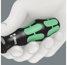 Un tournevis avec une poignée spéciale est tenu dans une main.