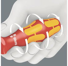 Une main tient un tournevis de la marque Wera avec un manche aux caractéristiques ergonomiques mises en évidence par des flèches.