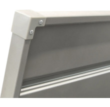 Detailansicht eines Absperrständers mit Eckverbindung und Schrauben