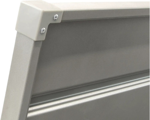 Detailansicht eines Absperrständers mit Eckverbindung und Schrauben