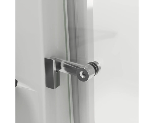 Gros plan d'une poignée de porte de cabine de douche en métal