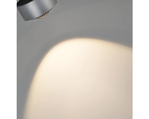 Aufbaustrahler an der Wand