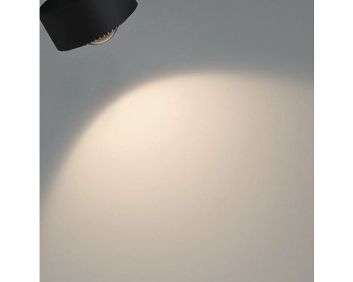 Deckenleuchte leuchtet eine Wand aus